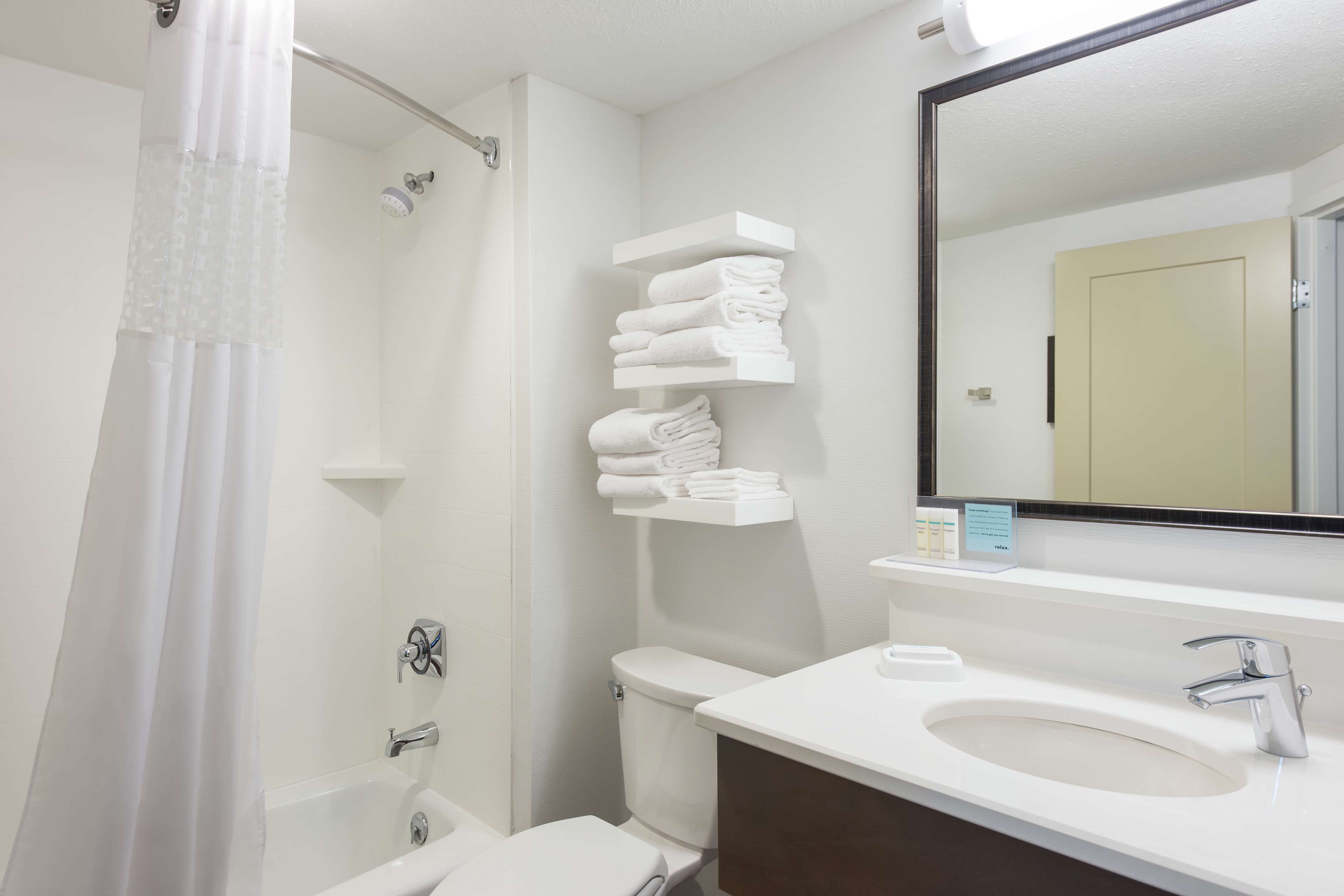 Guest room bath