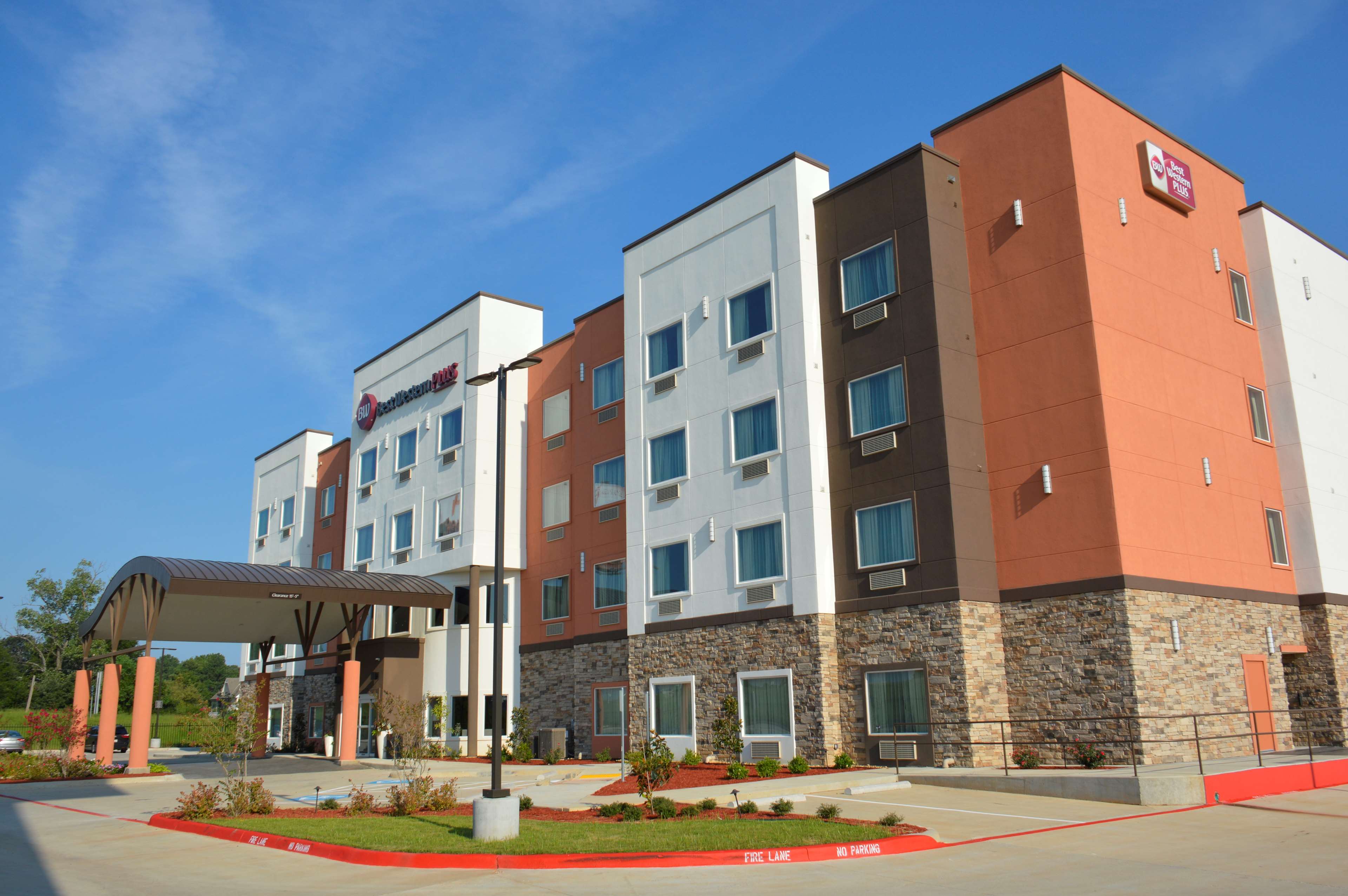 Best Western Plus Airport Inn & Suites Photo