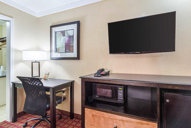 Images Rodeway Inn West Dodge