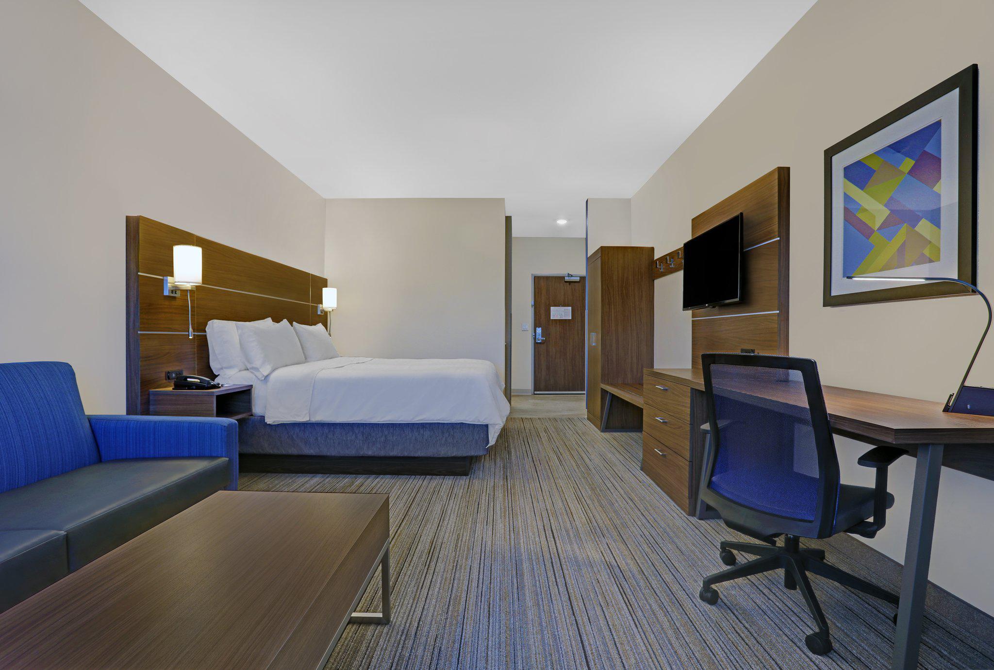 Holiday Inn Express & Suites Lenexa - Overland Park Area Photo