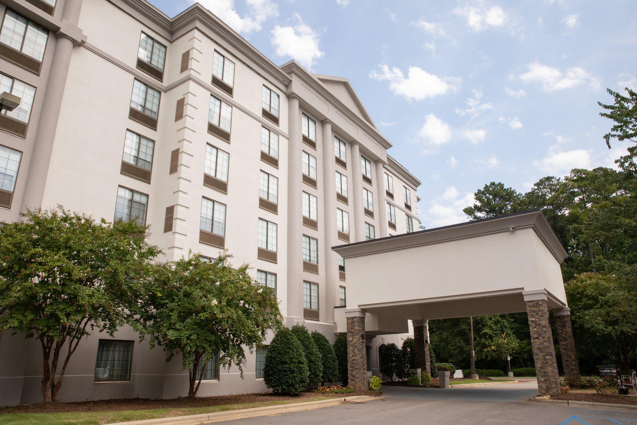 Holiday Inn & Suites Raleigh-Cary (I-40 @Walnut St) Photo