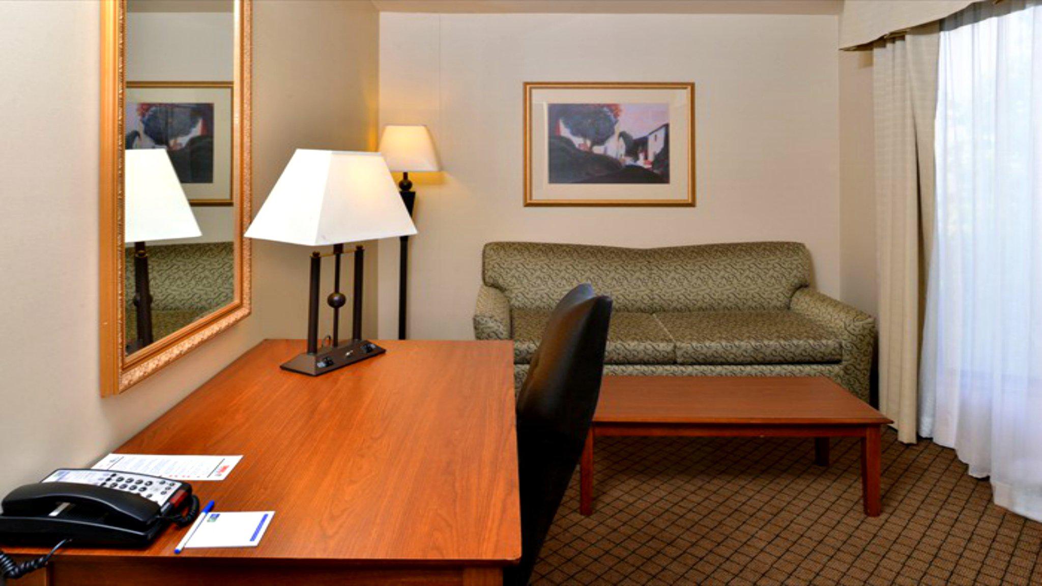 Holiday Inn Express & Suites Lincoln-Roseville Area Photo