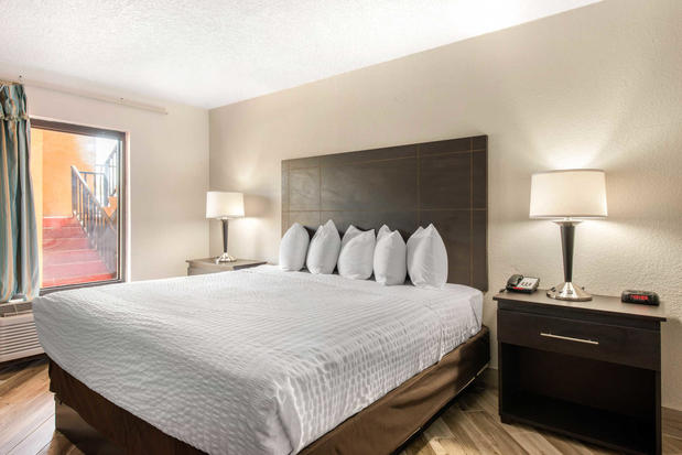 Images Clarion Inn & Suites
