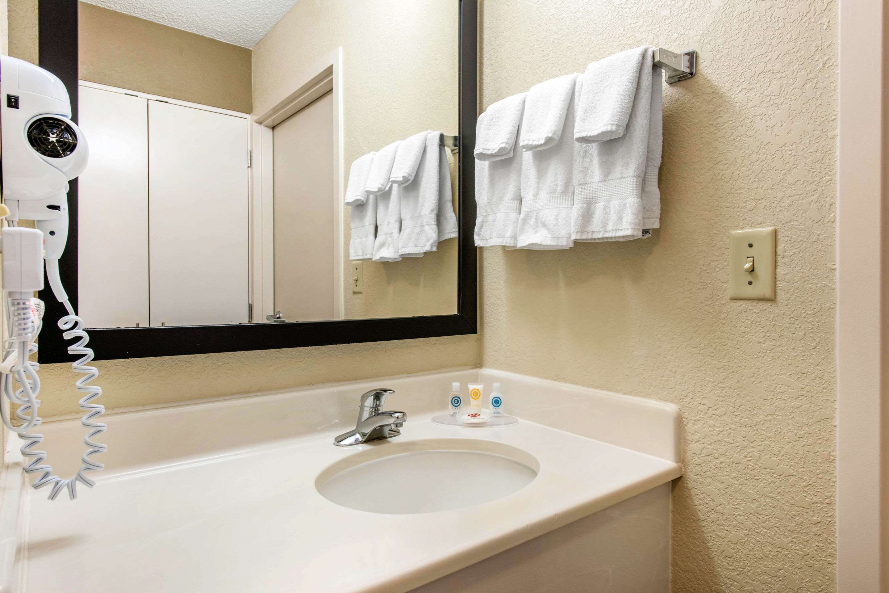 Comfort Inn & Suites Near Universal Orlando Resort Photo