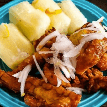 15.CHICHARRON CON YUCA