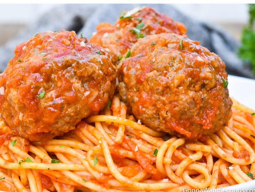 KIDS SPAGHETTI & MEATBALLS
