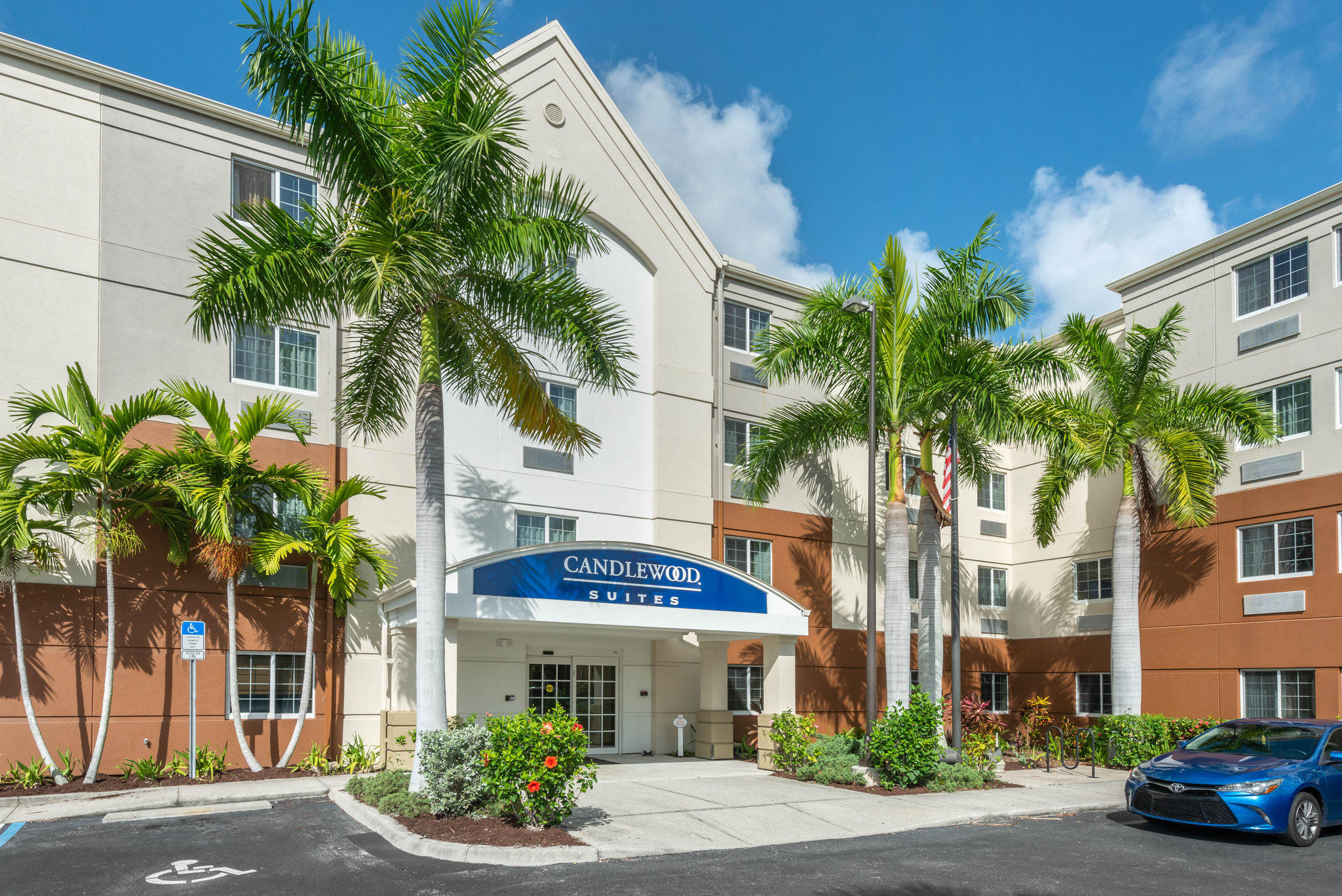 Candlewood Suites Fort Myers-Sanibel Gateway Photo