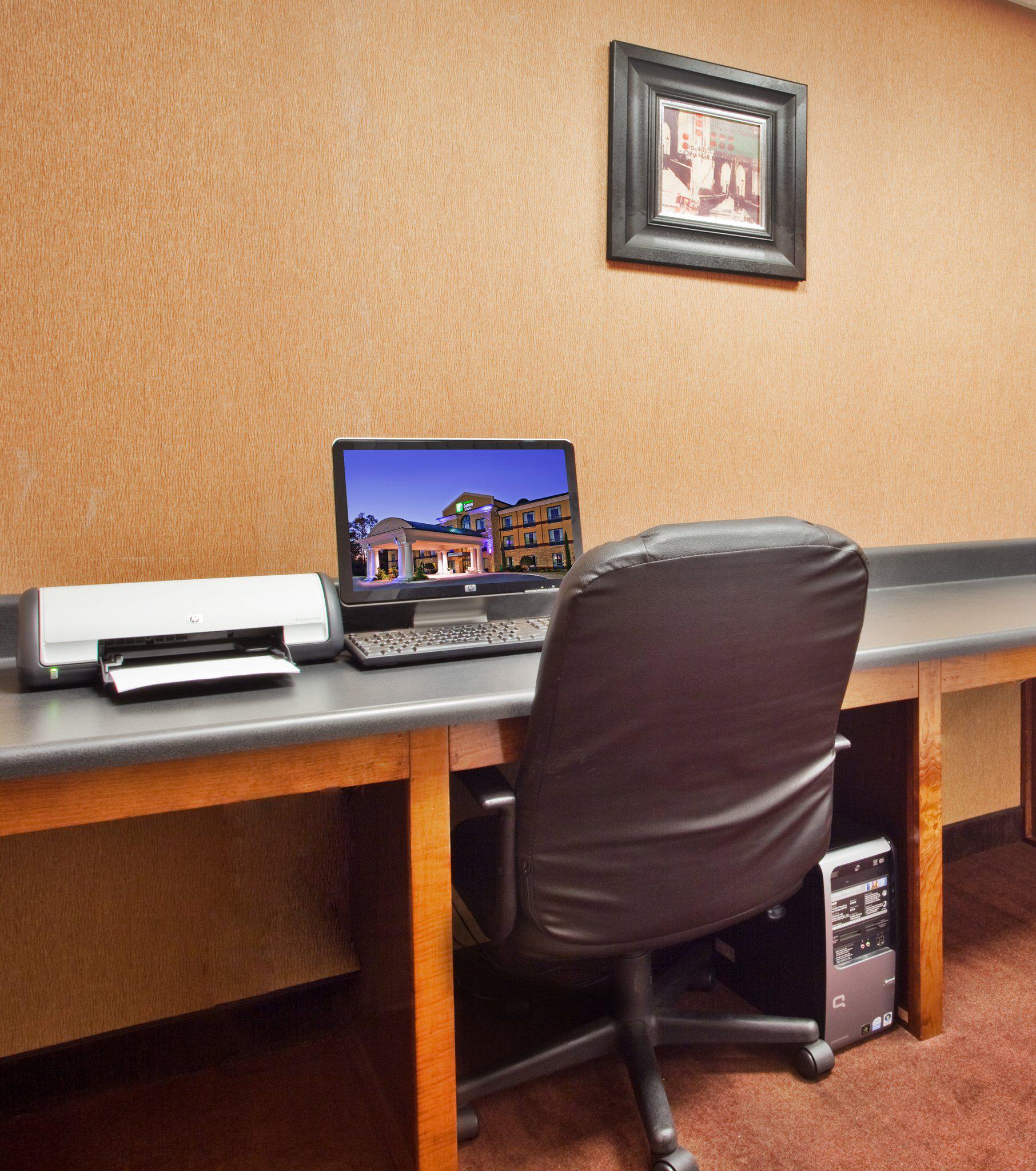 Holiday Inn Express & Suites Macon-West Photo