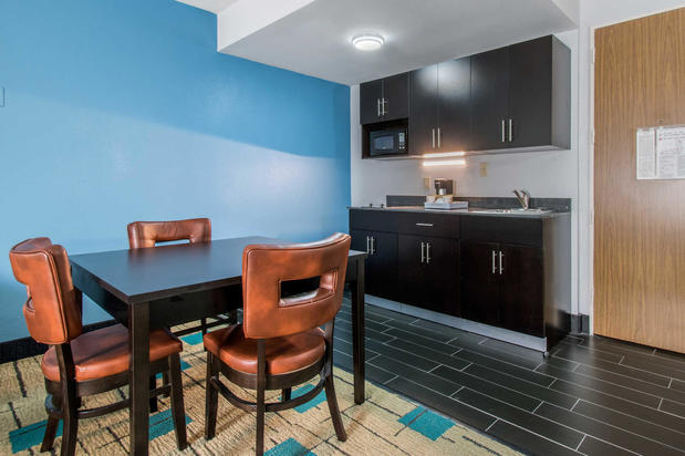 Images Clarion Inn & Suites