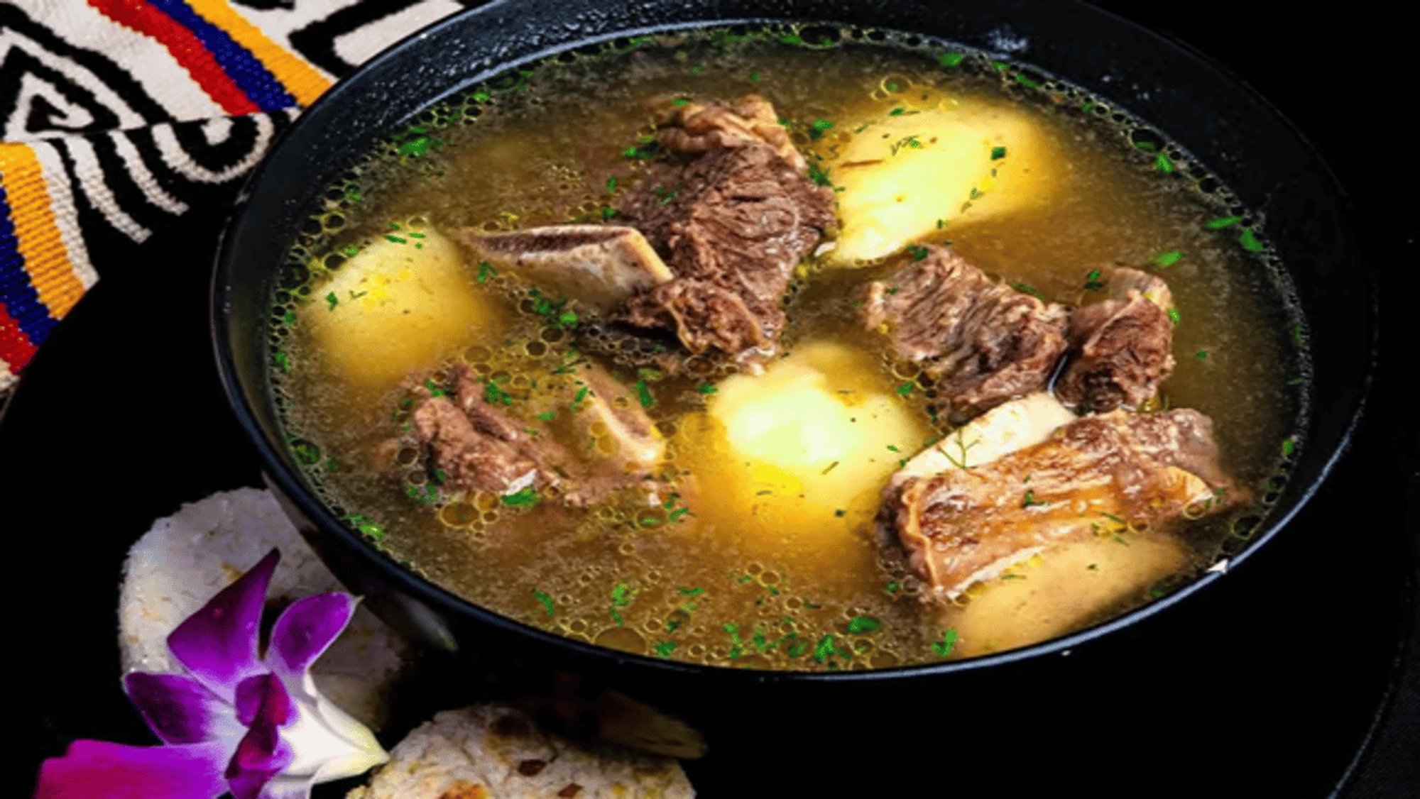 Caldo De Costilla Con Arepita