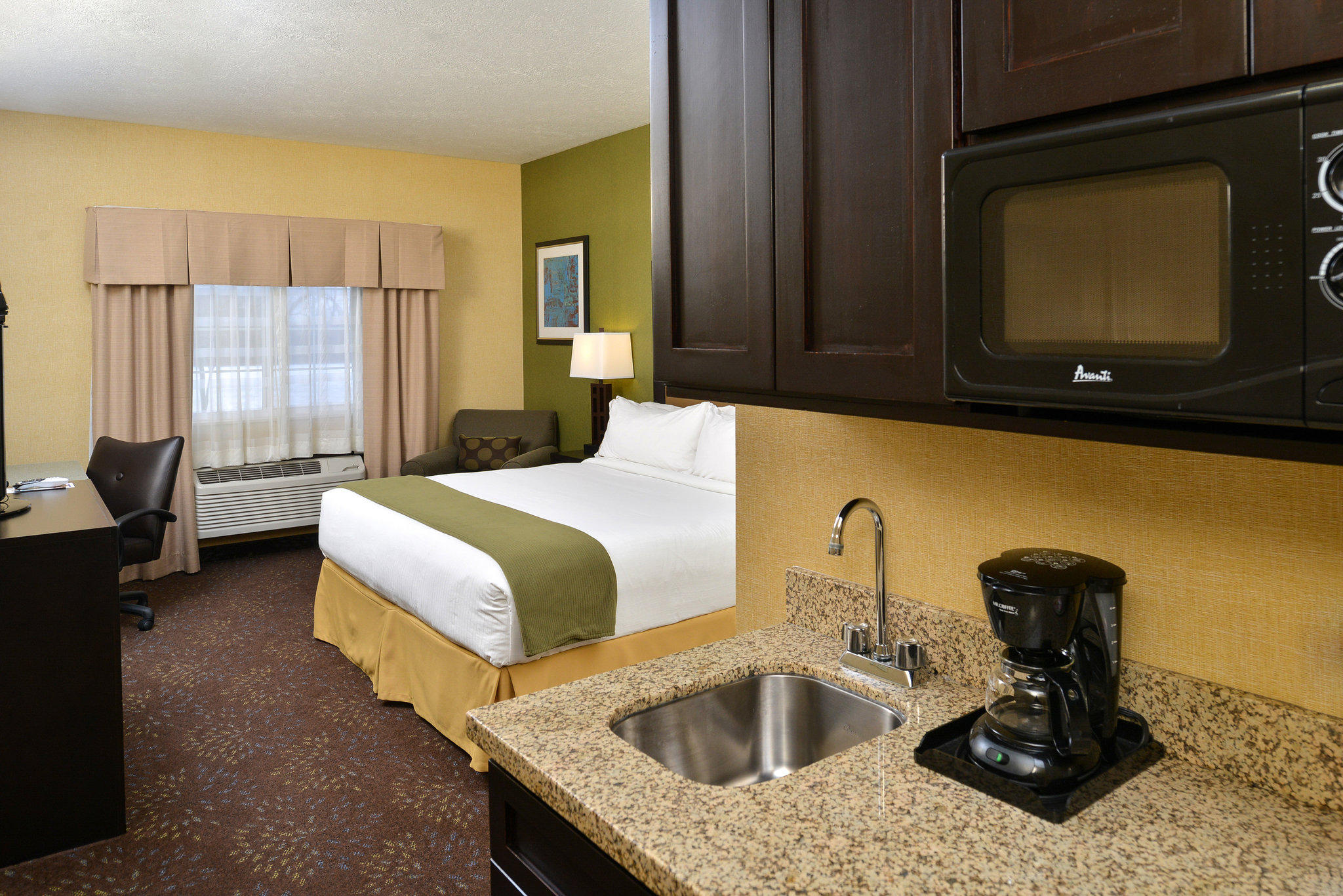 Holiday Inn Express & Suites Charlotte Photo