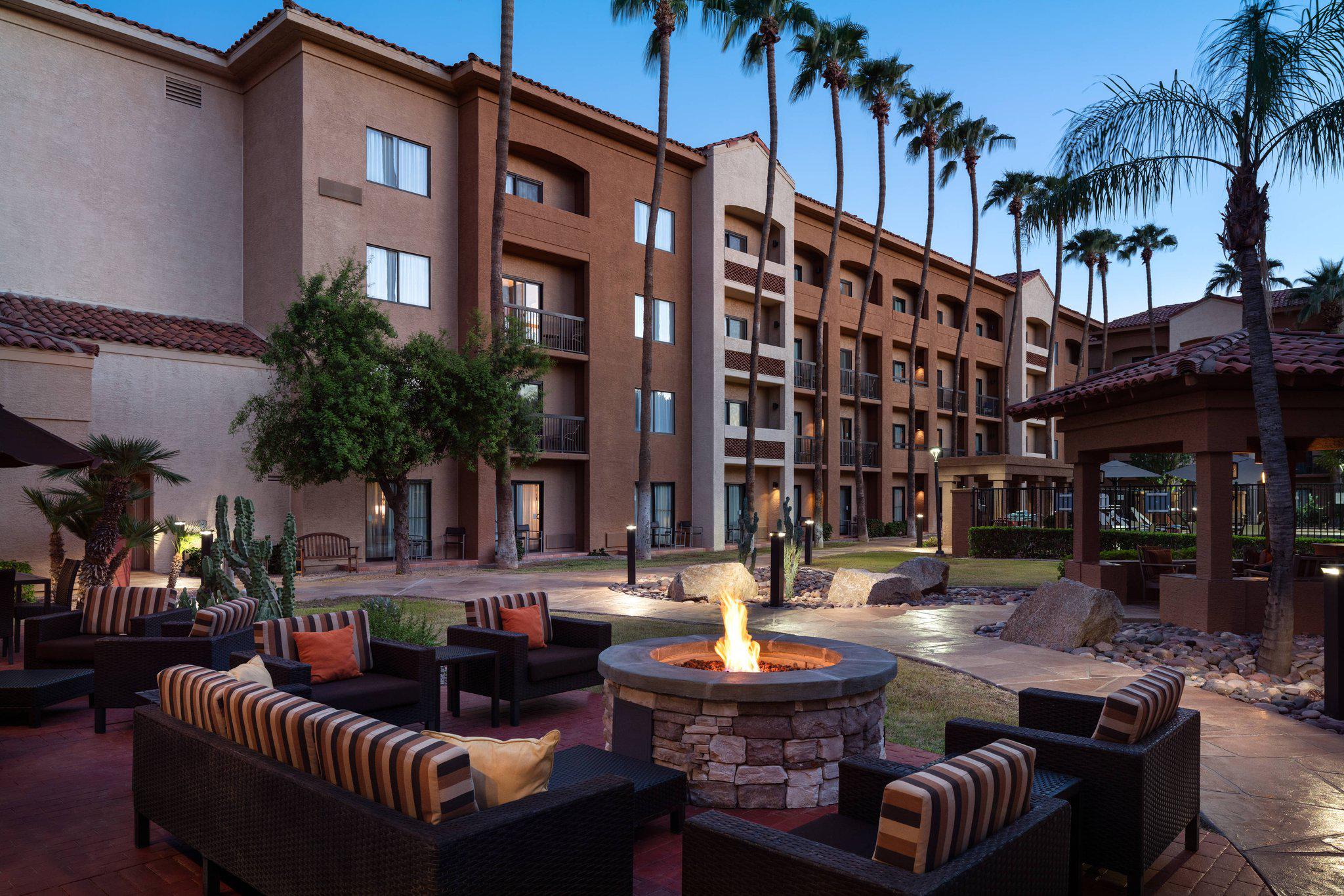 Courtyard by Marriott Phoenix Camelback Photo