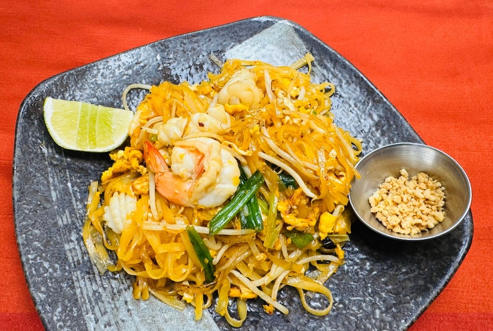 19-Stir Fried Sweet & Sour Spicy Noodle w Seafood - Pad Thai Do Bien