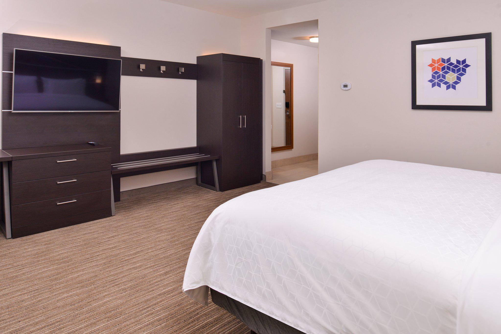 Holiday Inn Express & Suites Mall of America - MSP Airport Photo