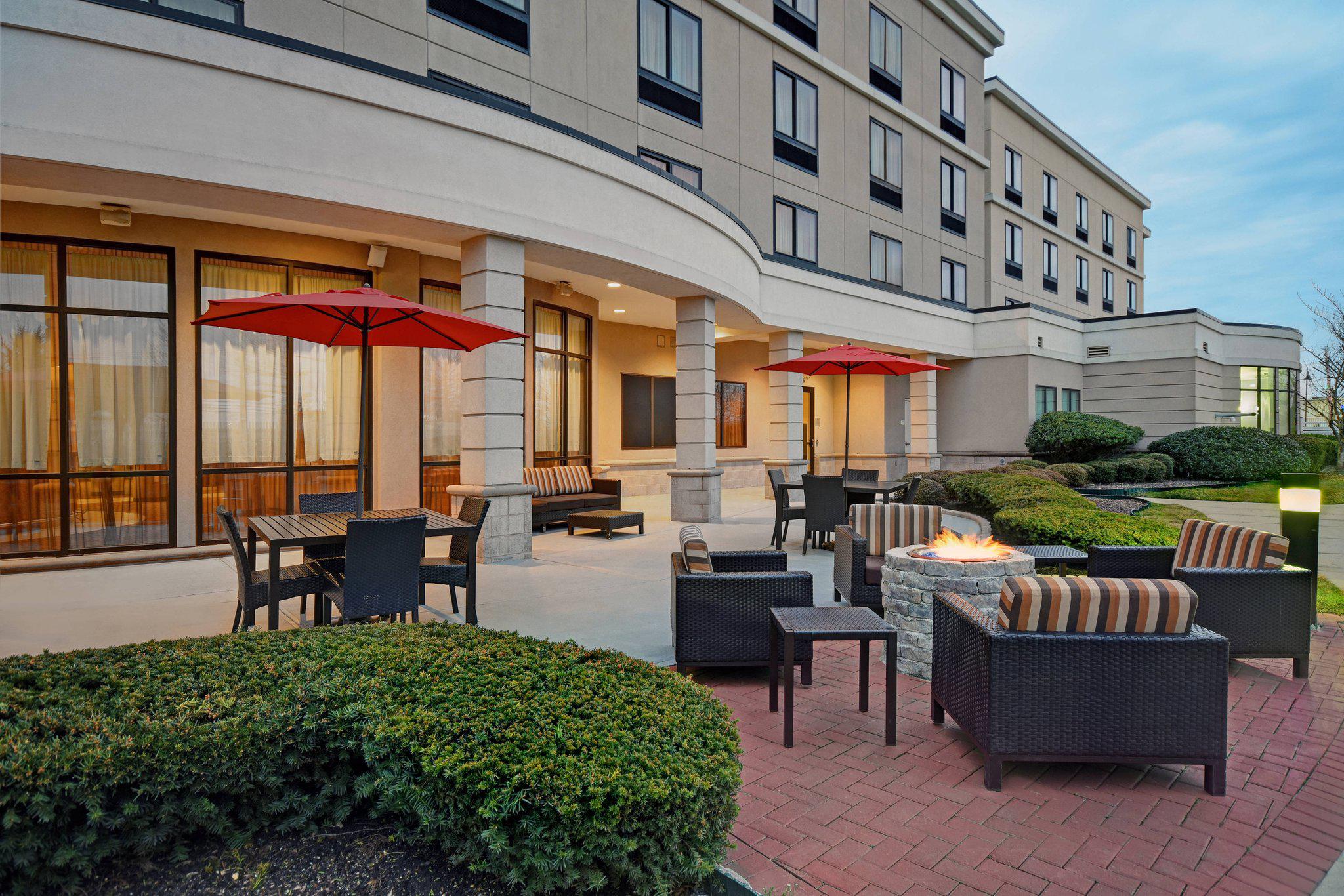 Courtyard by Marriott Republic Airport Long Island/Farmingdale Photo