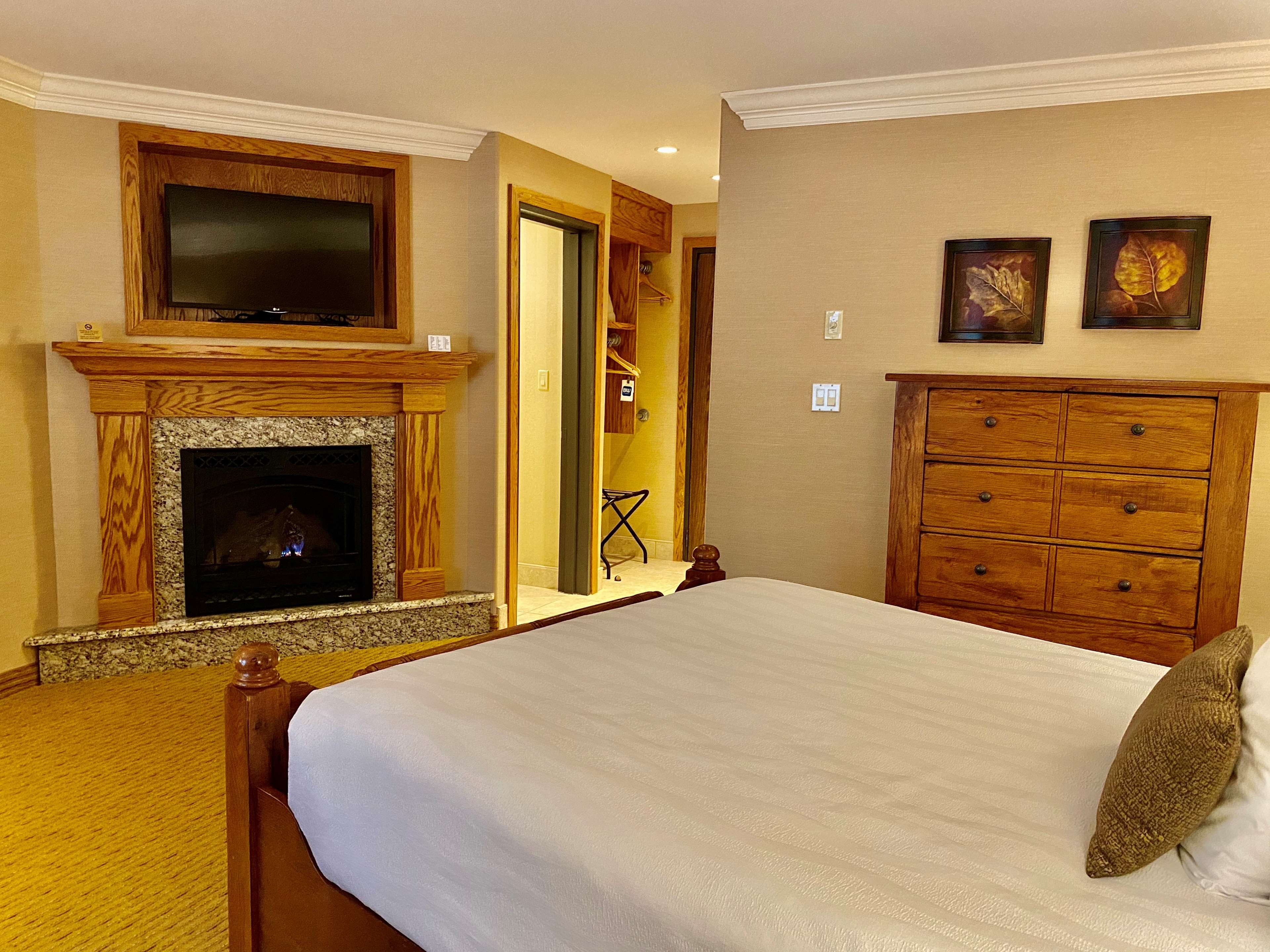 Queen Deluxe Room with Fireplace