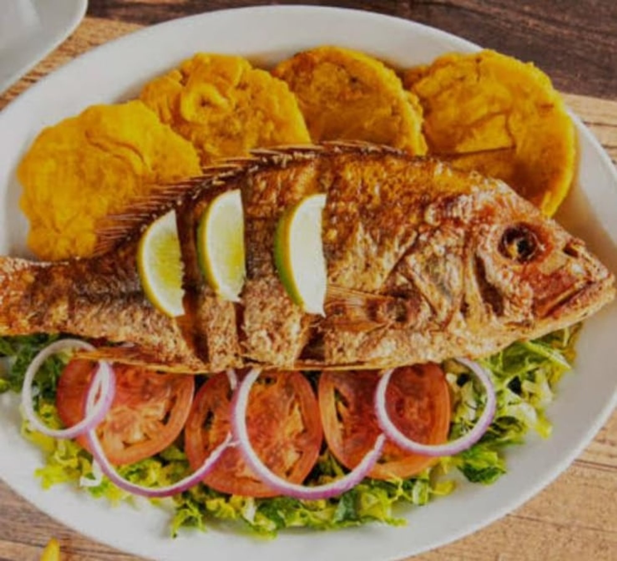 Pescado Entero Con Tostones/Fried Fish Tostones