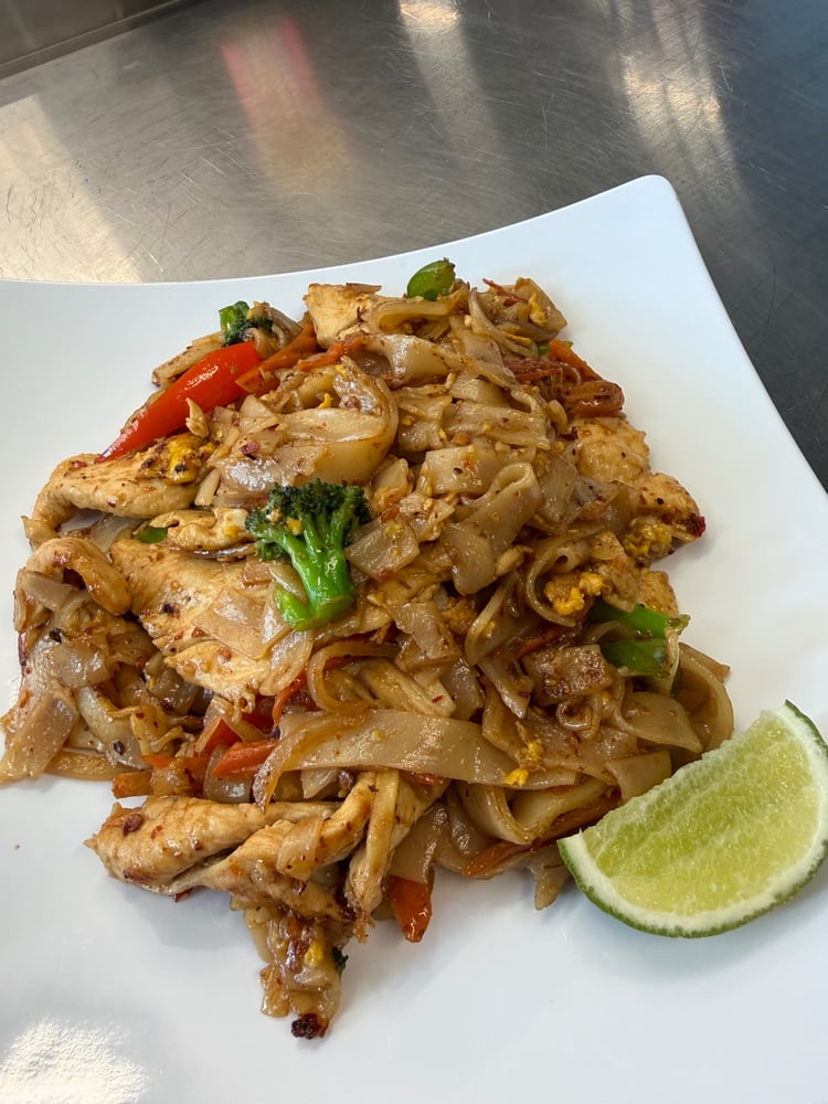 Pad Kee Mao (Drunken Noodles) 🌶️🌶️ (Chicken/Tofu)