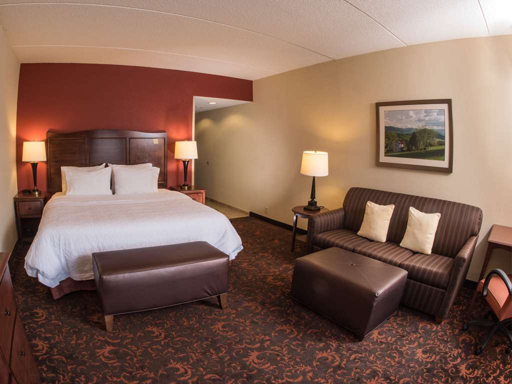 Hampton Inn & Suites Woodstock, VA Image