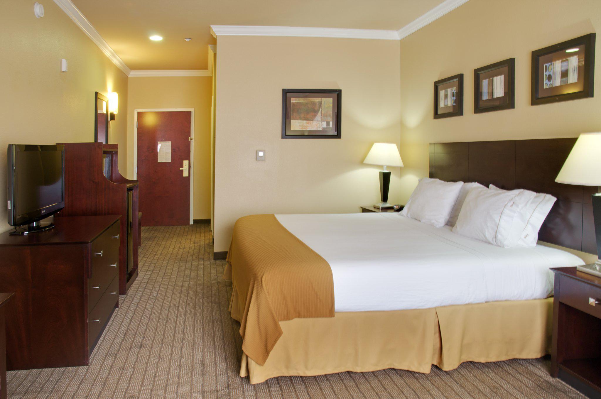 Holiday Inn Express & Suites Natchitoches Photo