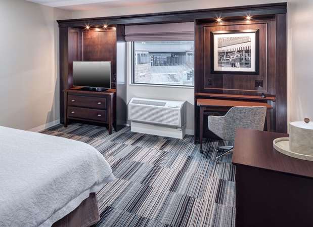 Images Hampton Inn & Suites Omaha-Downtown