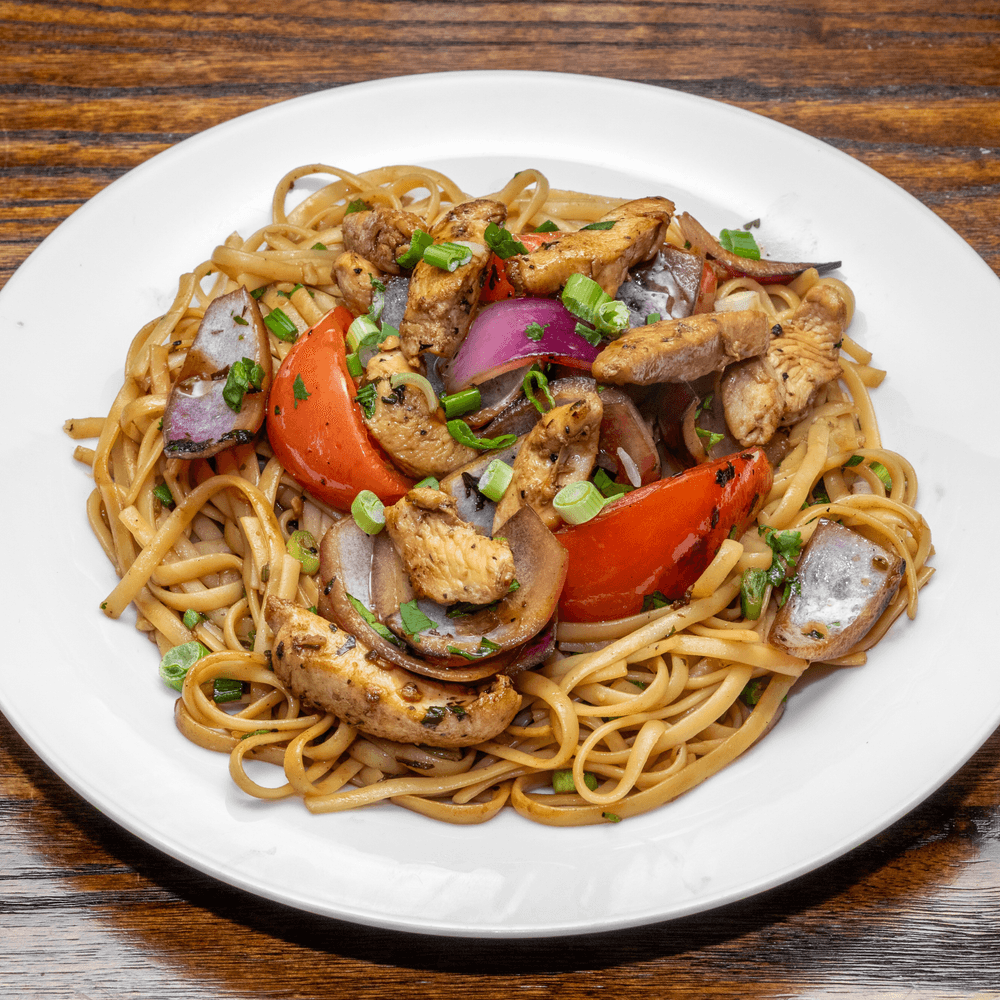 Tallarín Saltado de Pollo Plate