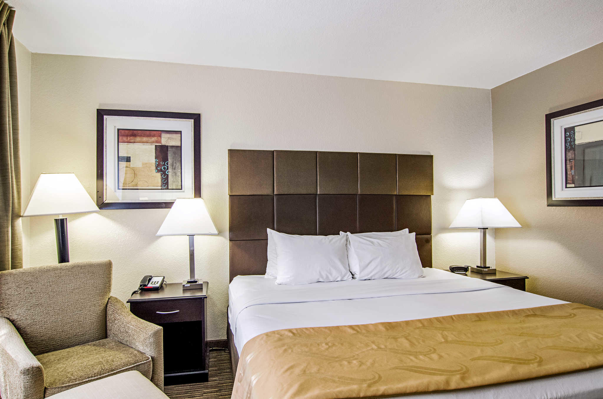 Quality Inn & Suites Denver Stapleton Photo