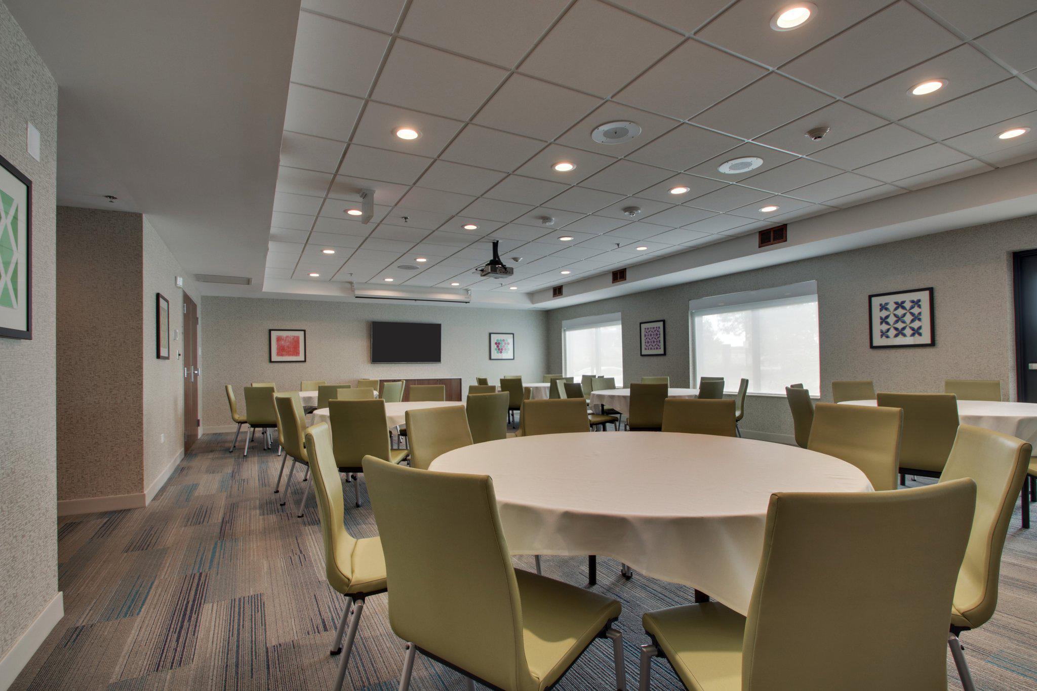 Holiday Inn Express & Suites Aurora - Naperville Photo