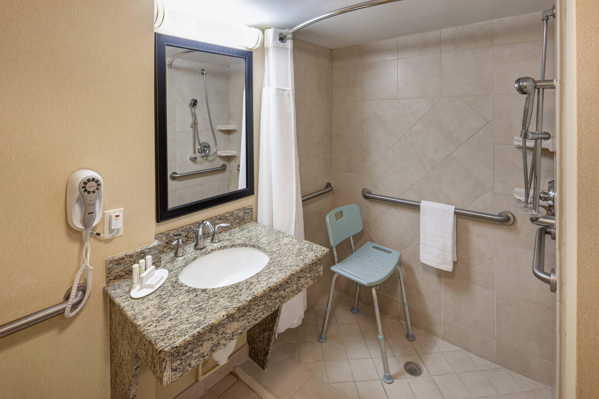 Fairfield Inn & Suites by Marriott Jacksonville Butler Boulevard Photo