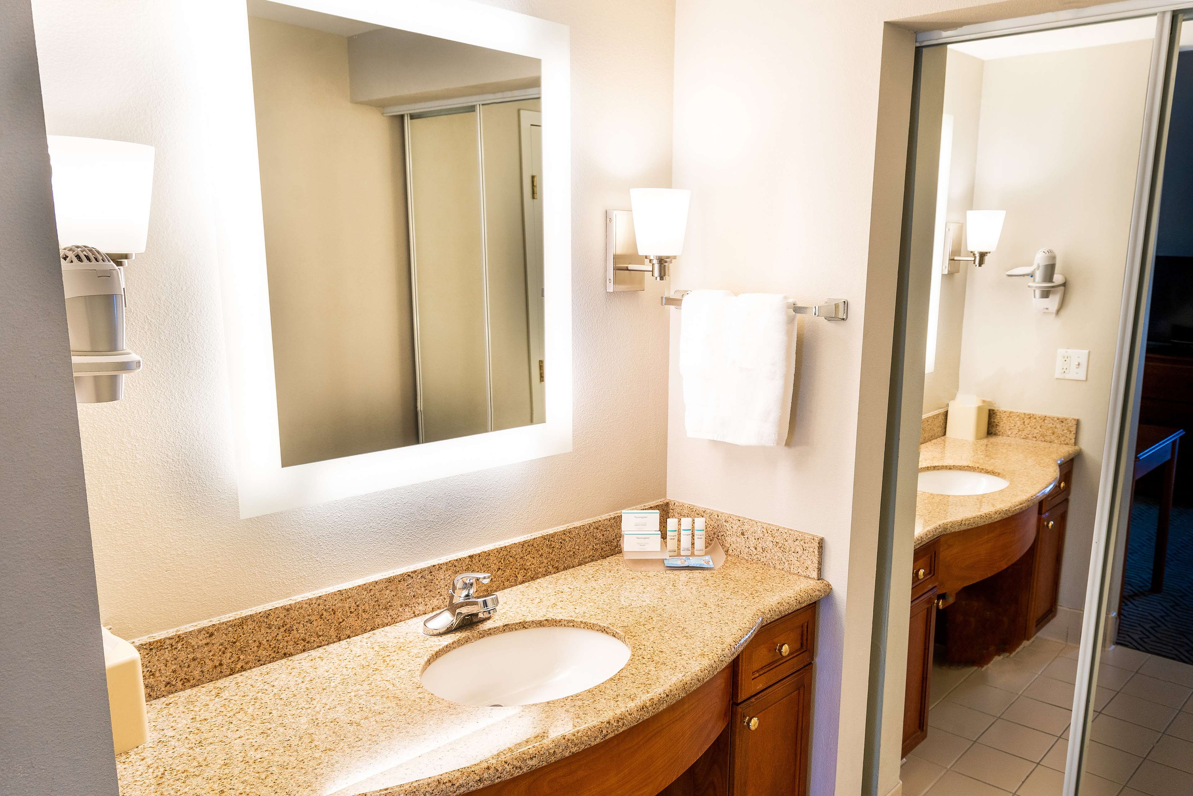Guest room bath