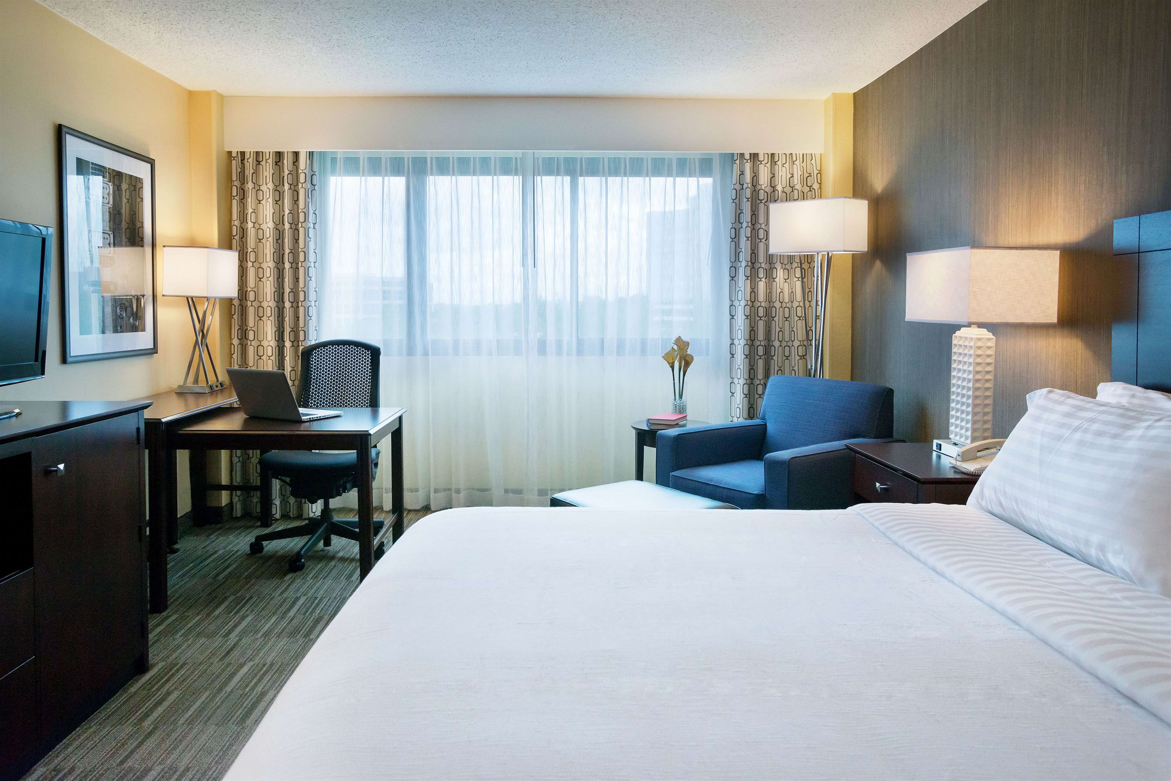 Hilton Nashville Airport Hotel Photo