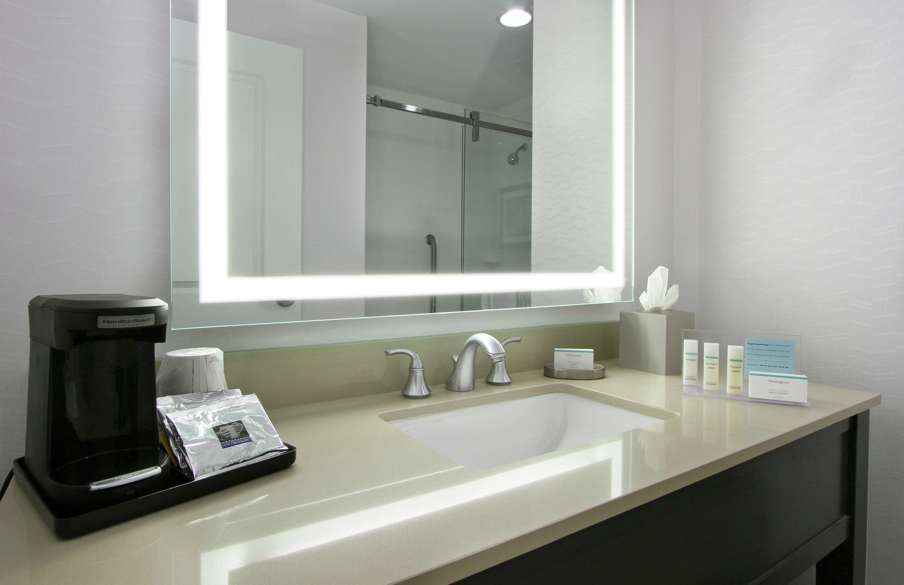 Guest room bath
