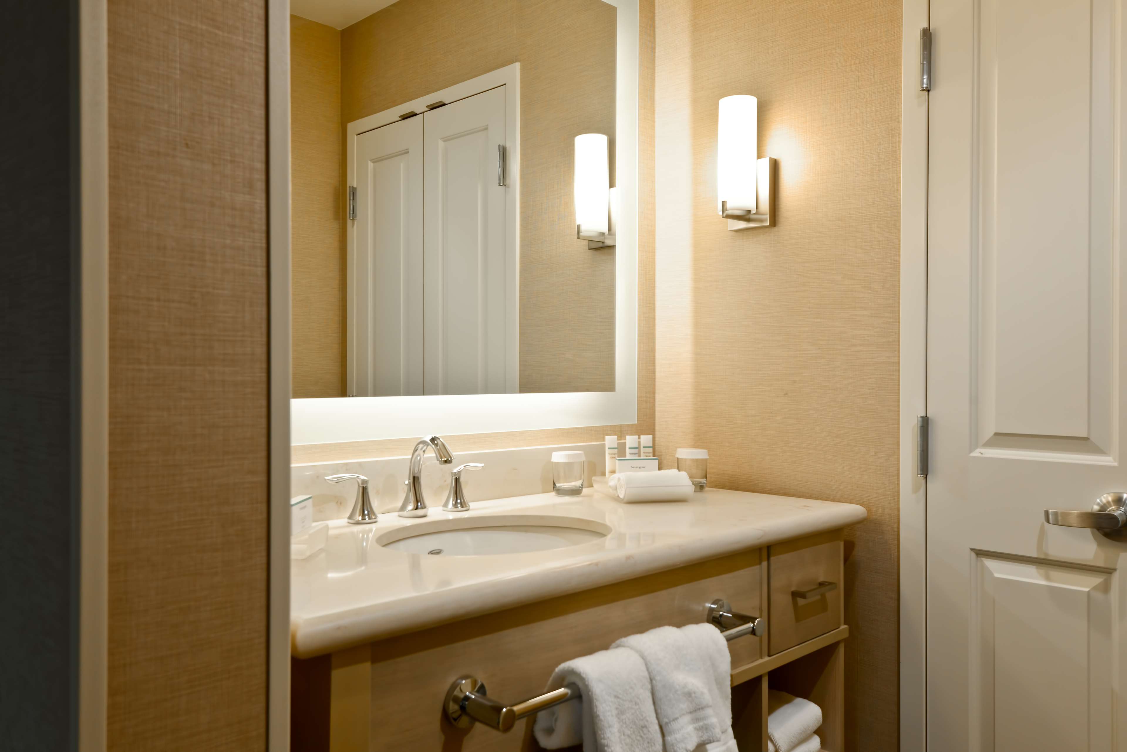 Guest room bath