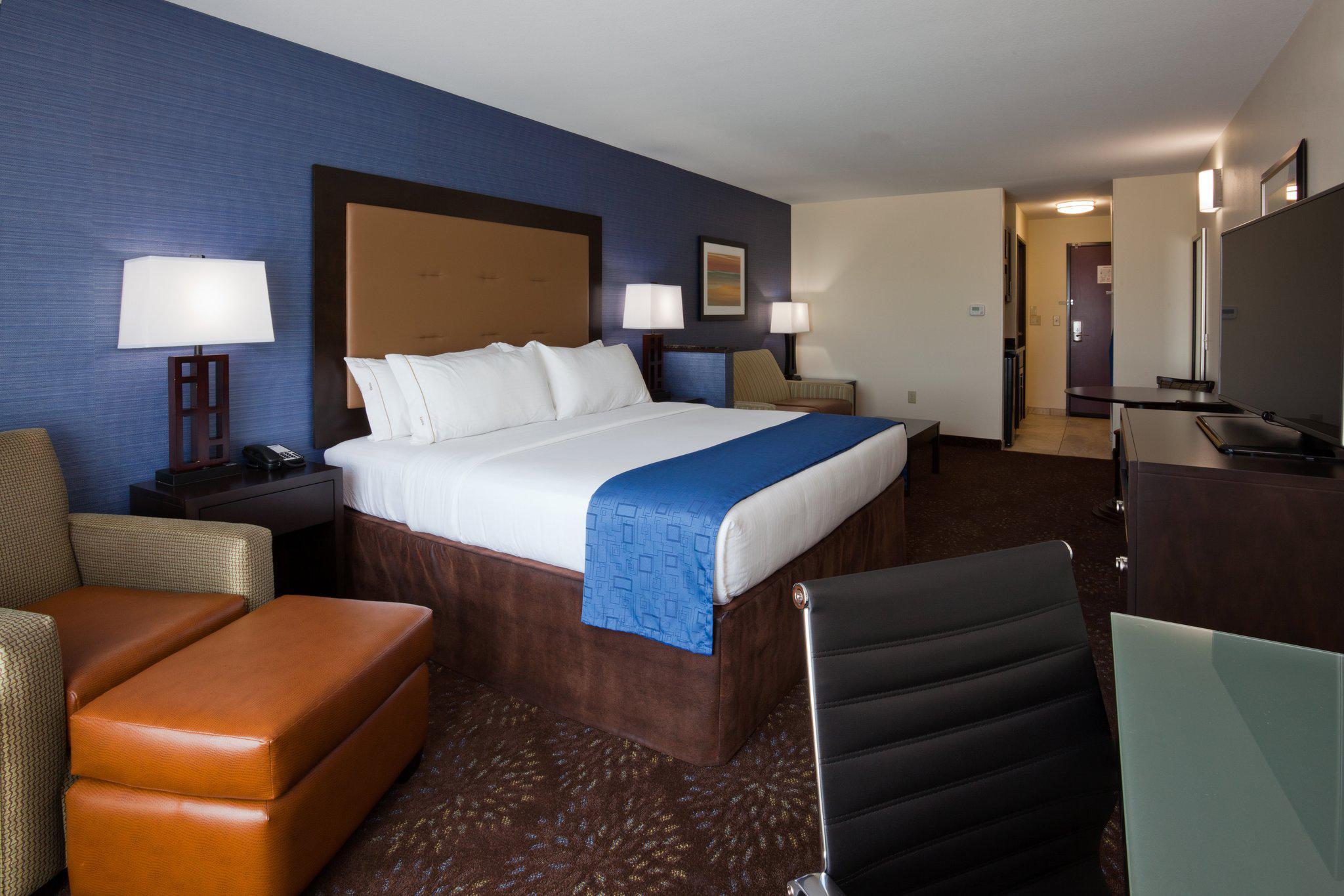 Holiday Inn Express & Suites Fort Dodge Photo