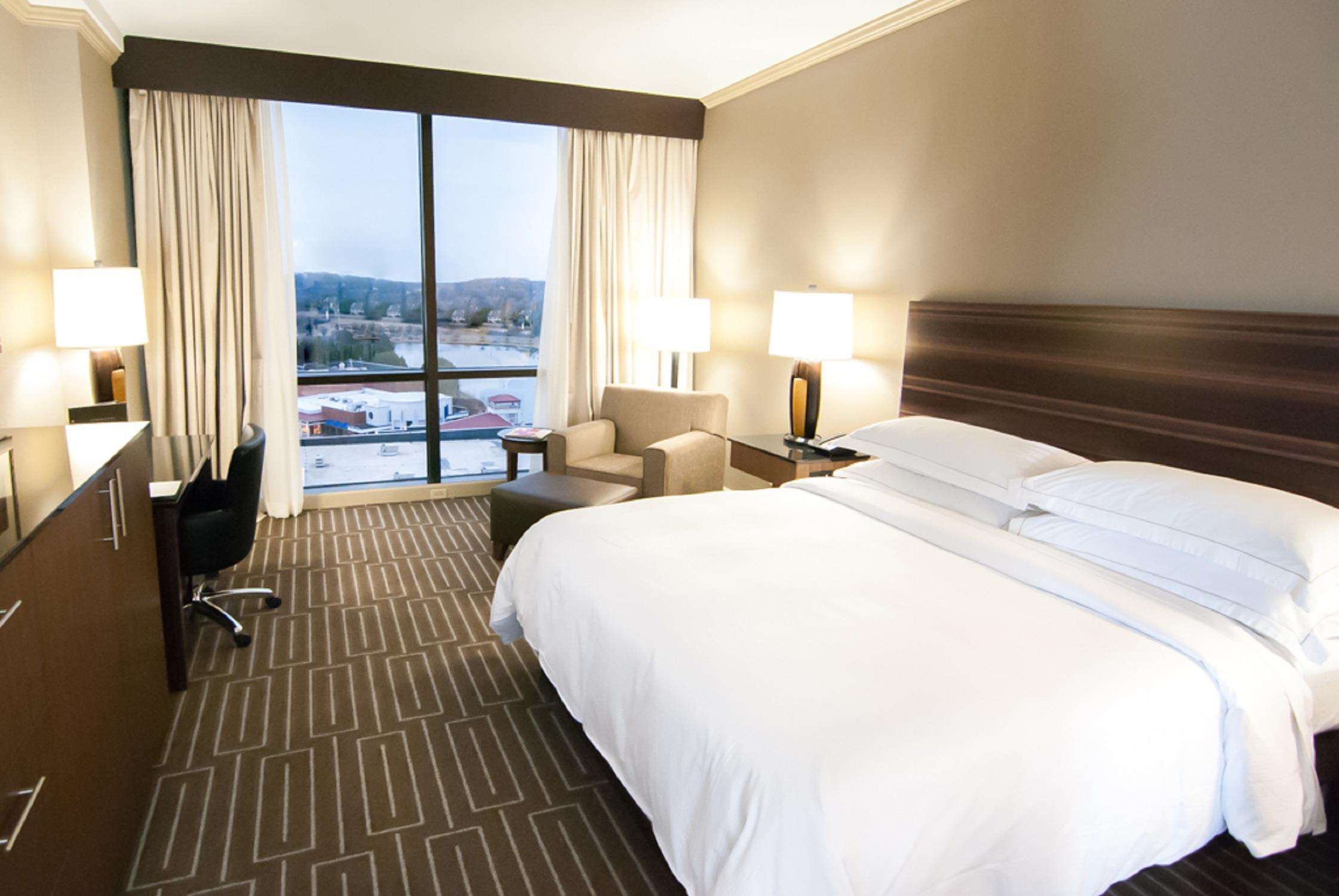 Hilton Charlotte University Place Photo