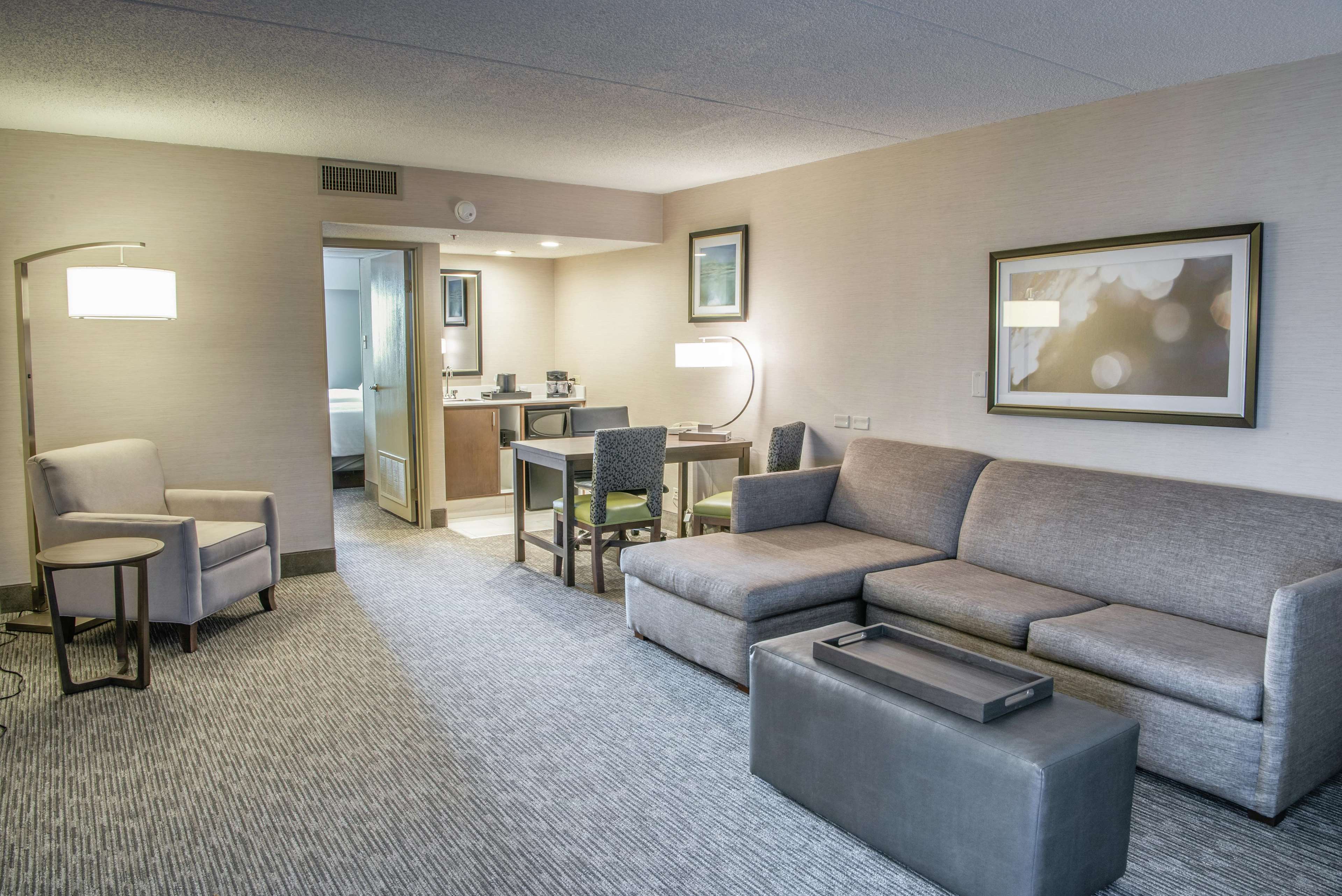 Embassy Suites by Hilton Chicago-Schaumburg-Woodfield Photo