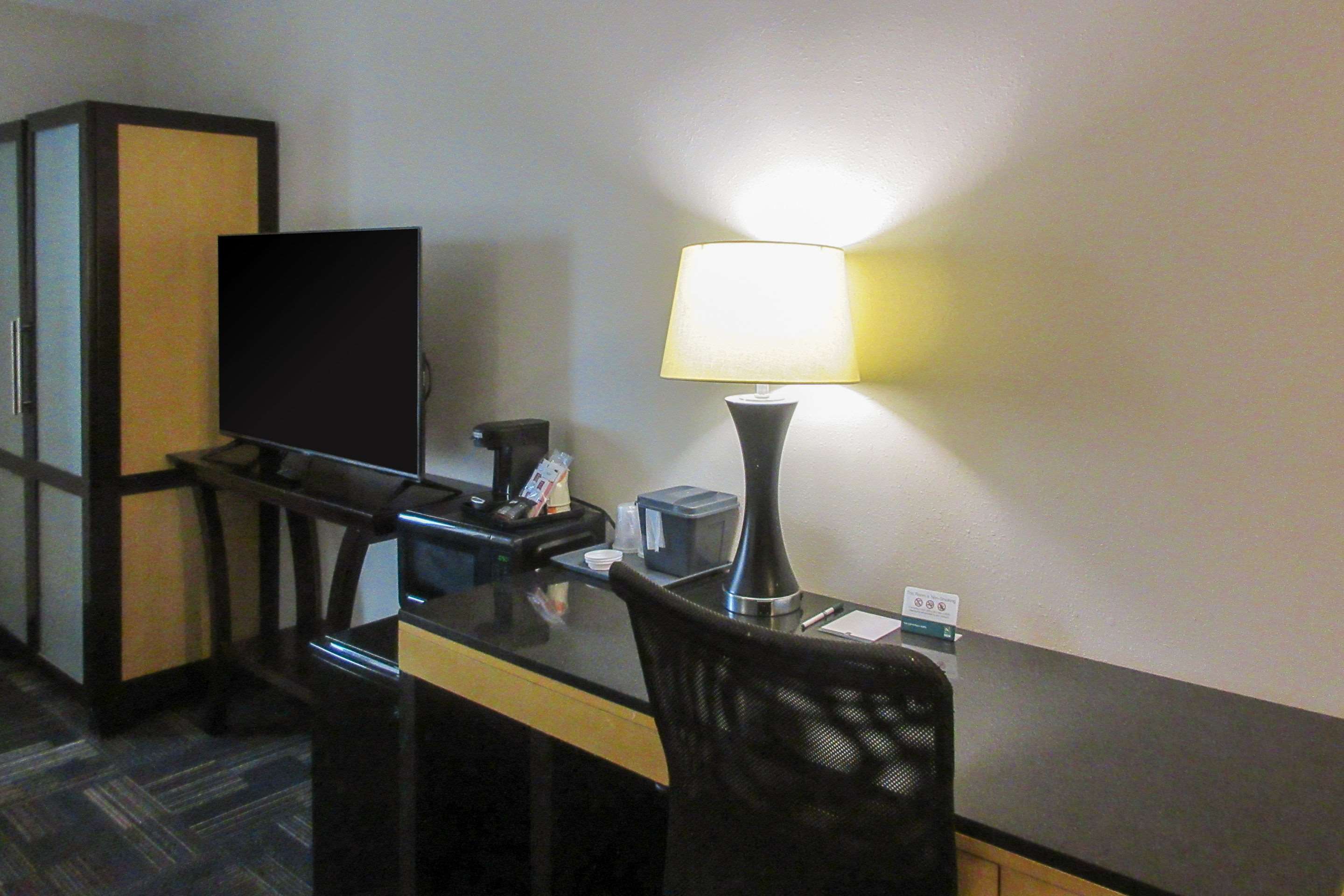 Quality Inn & Suites Evansville Downtown Photo