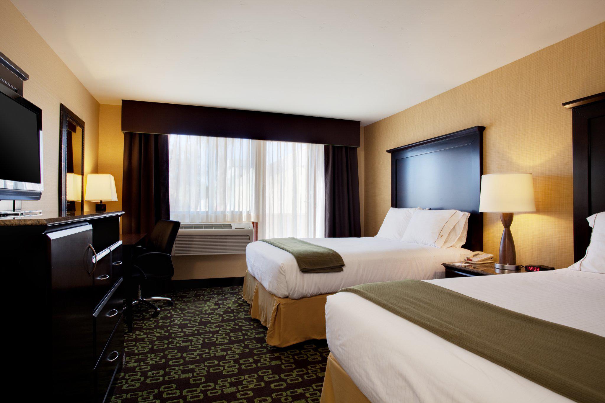 Holiday Inn Express & Suites Woodland Hills Photo