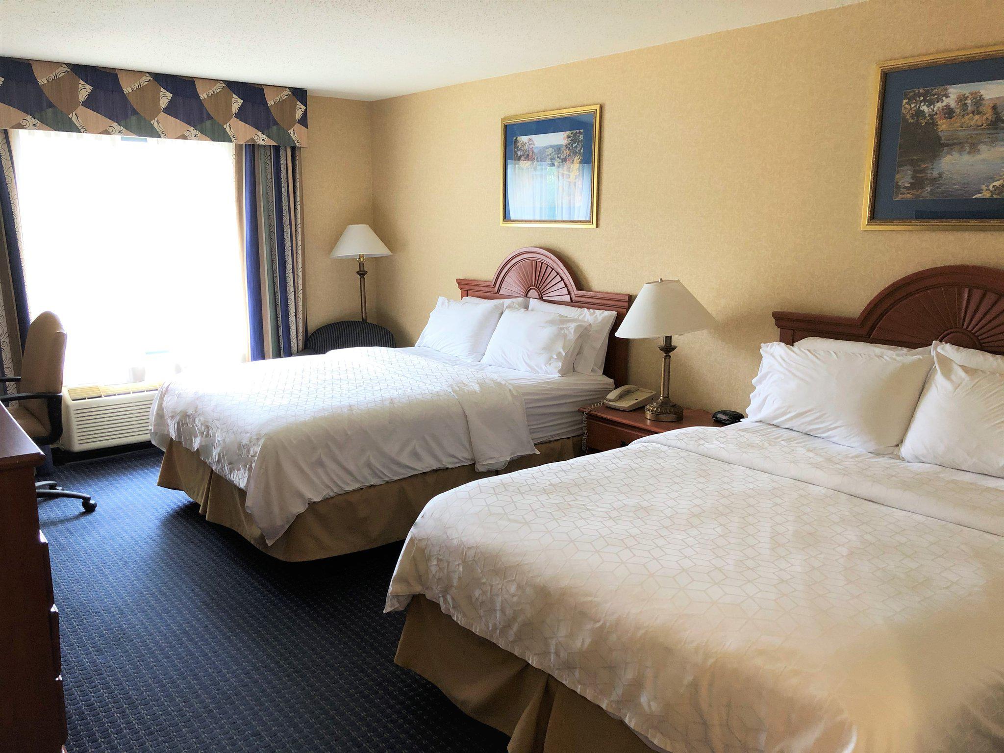 Holiday Inn Express Syracuse Airport Photo