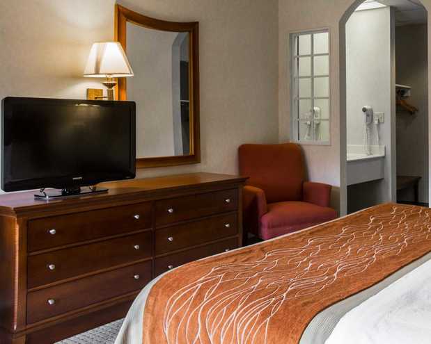 Images Rodeway Inn & Suites On The River