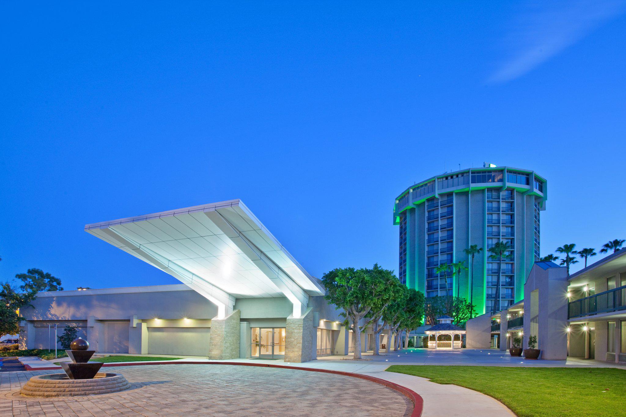 Holiday Inn Long Beach Airport Photo