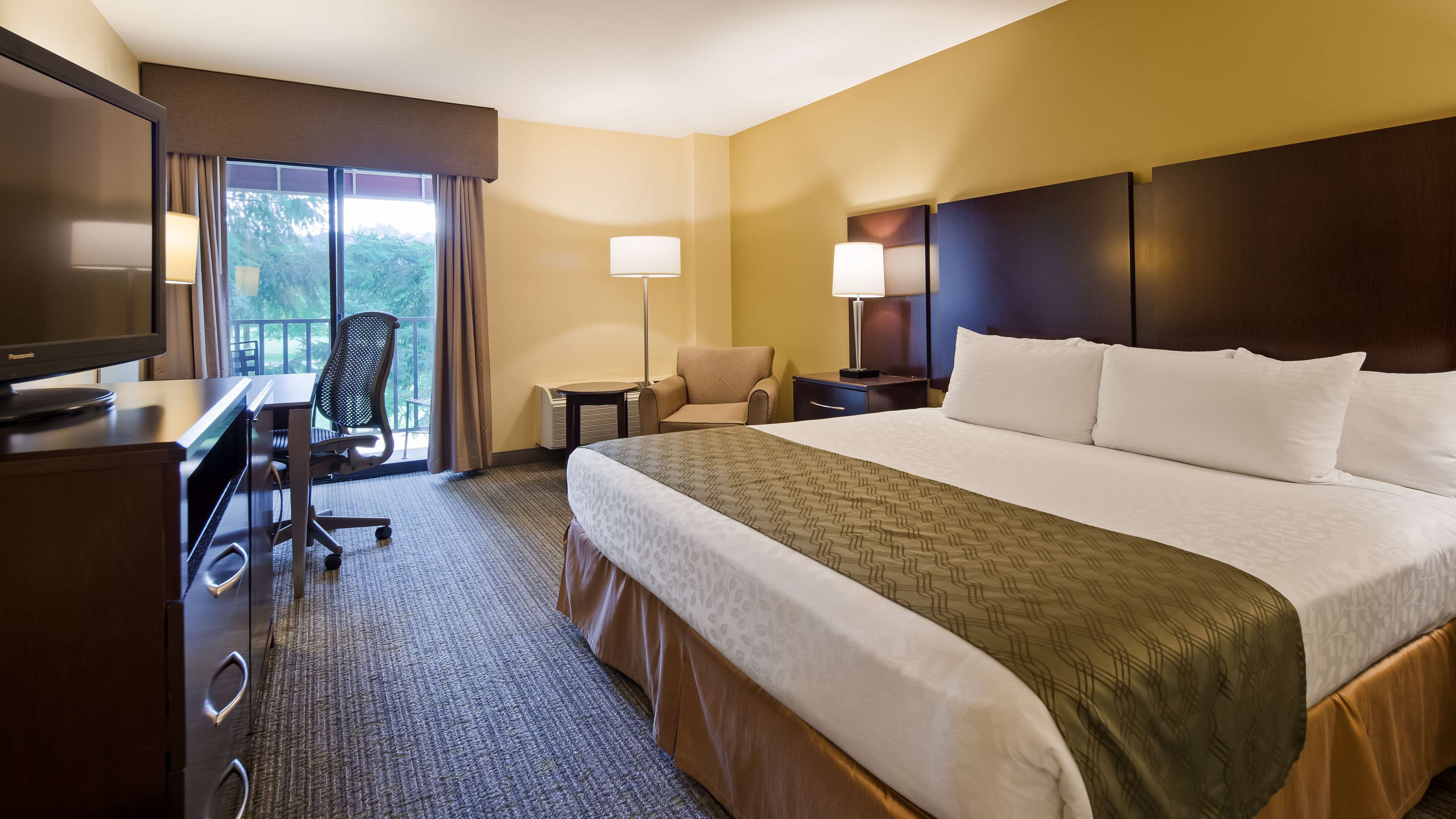 Best Western Plus Plaza by the Green Photo