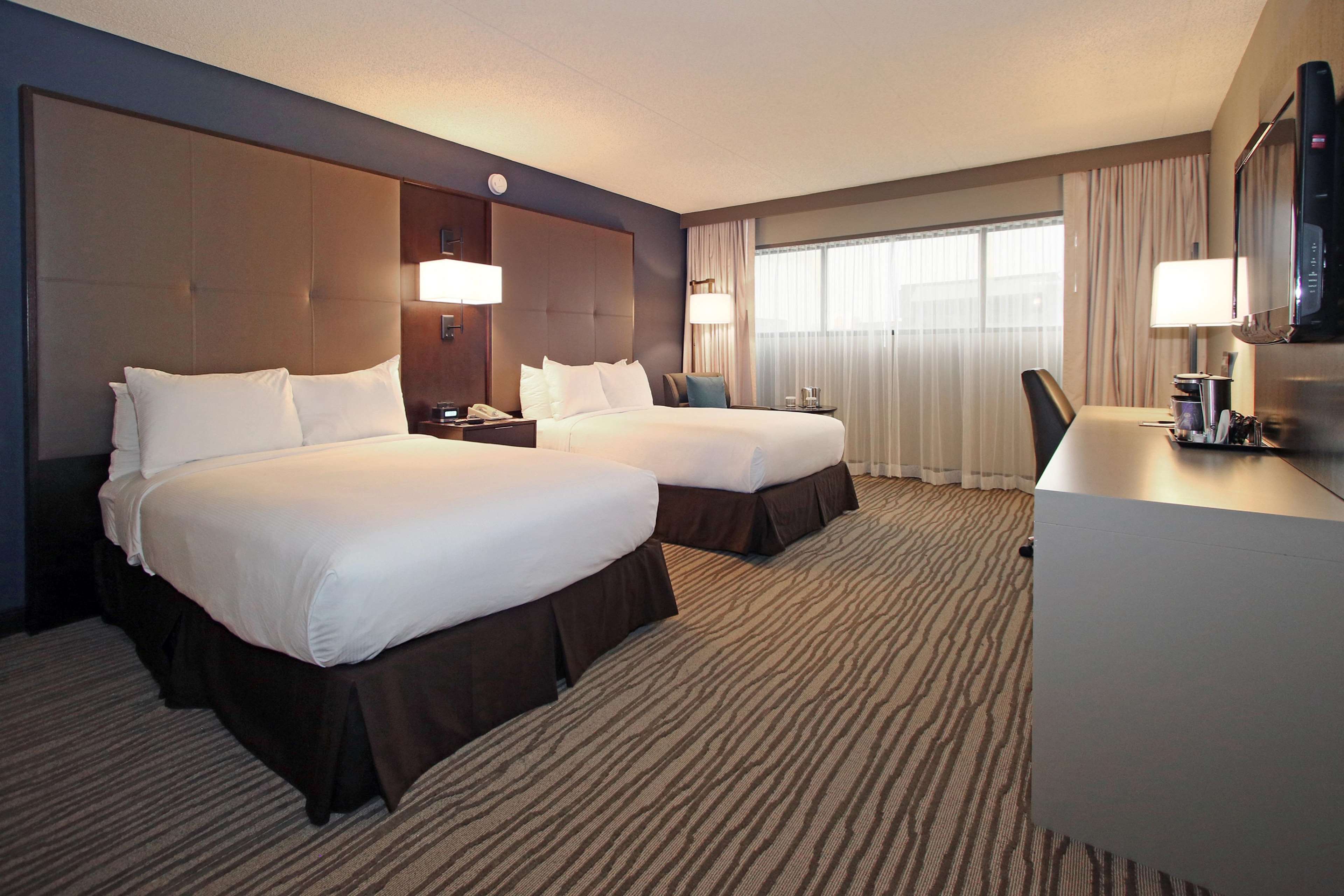 DoubleTree by Hilton Hotel Newark Airport Photo