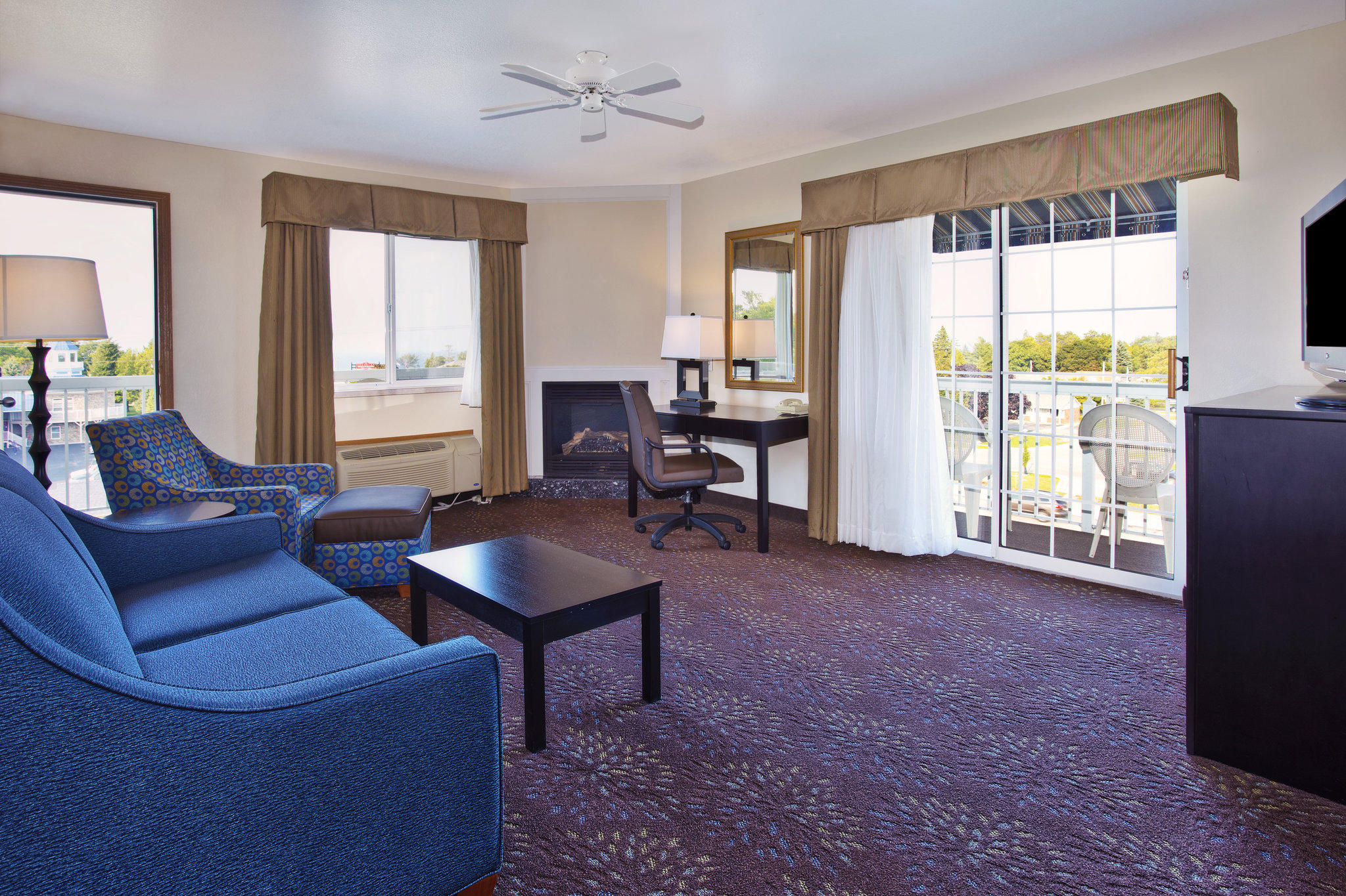 Holiday Inn Express Mackinaw City Photo