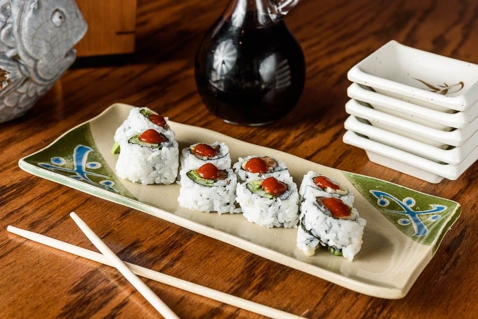 Spicy Salmon Roll •
