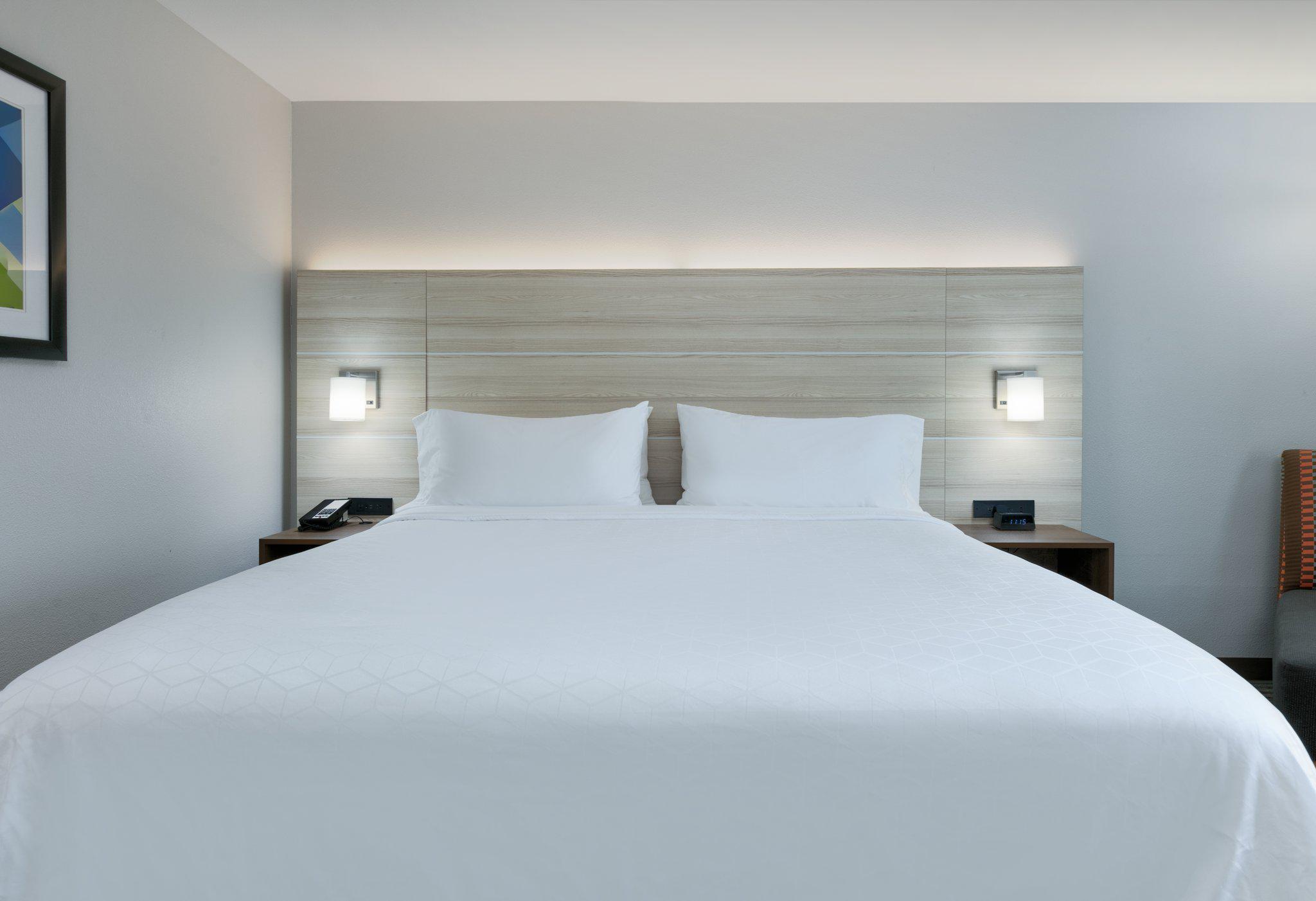 Holiday Inn Express Hillsboro I-35 by IHG Image