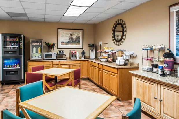 Images Rodeway Inn East