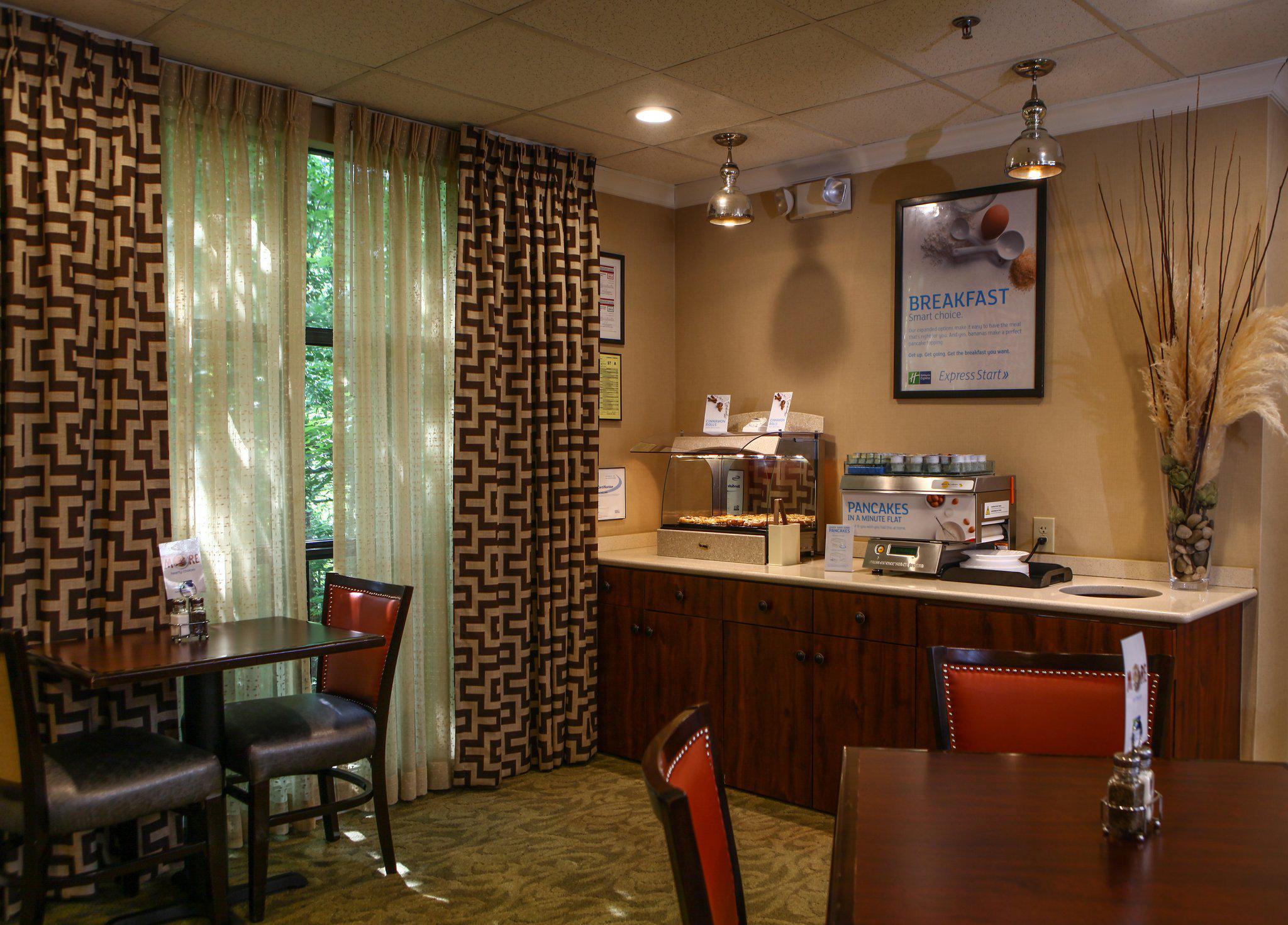 Holiday Inn Express & Suites Atlanta-Emory University Area Photo