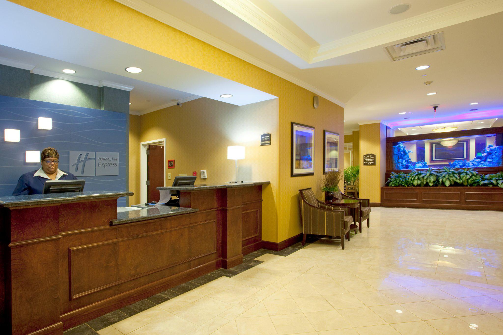 Holiday Inn Express & Suites Columbus at Northlake Photo