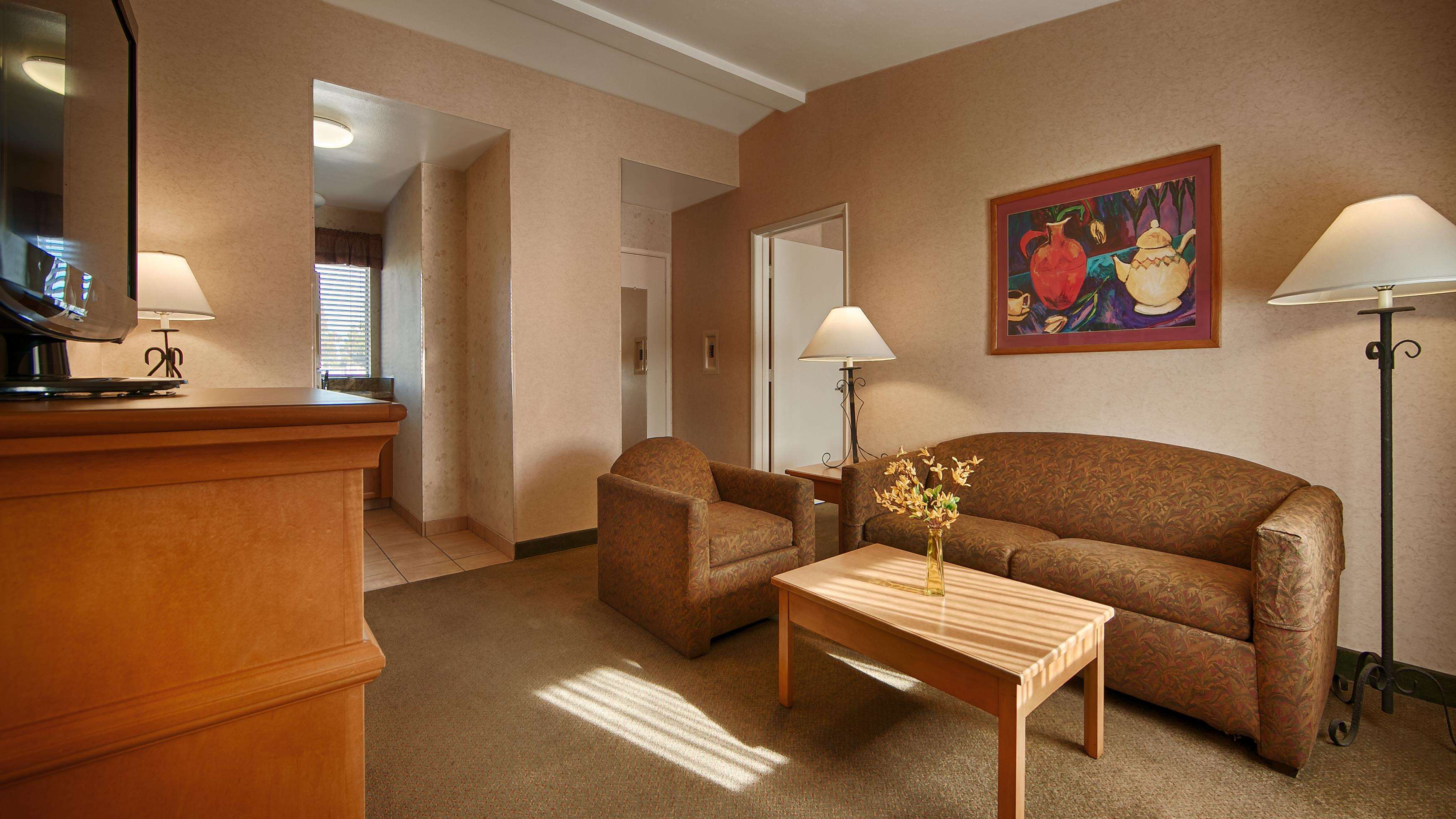 Best Western Lamplighter Inn & Suites at SDSU Photo